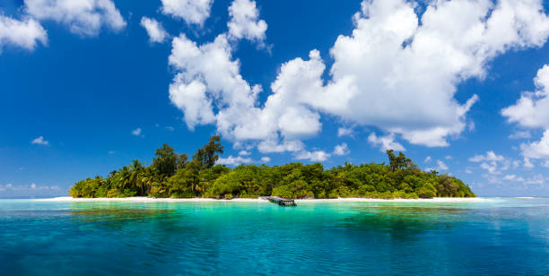 panorama tropisch eiland - onbewoond eiland stockfoto's en -beelden