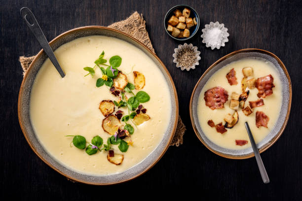 zuppa di porro e patate fatta in casa. - meat ingredient vegetable clover foto e immagini stock