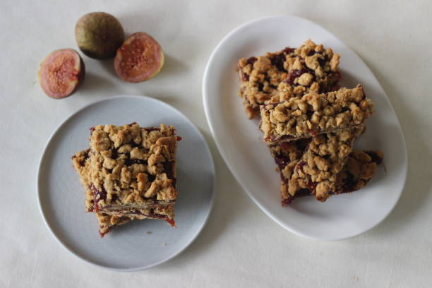 barres de crumble aux figues cuites à la maison à base de figues fraîches et de farine de blé entier - baked apple food meal dessert photos et images de collection