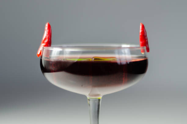 cocktailgetränk mit wodka, grenadine und zitronensaft mit chilischoten aus der vogelperspektive in form von hörnern - devil chili stock-fotos und bilder