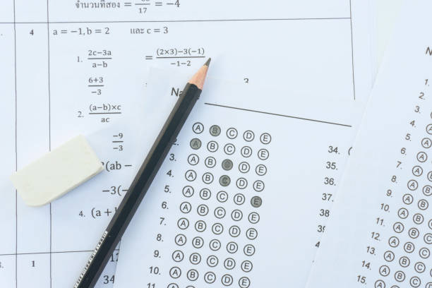 crayon et gomme sur les feuilles de réponse ou formulaire de test standardisé avec des réponses bouillonnement. feuille de réponse à choix multiples - bubbled photos et images de collection