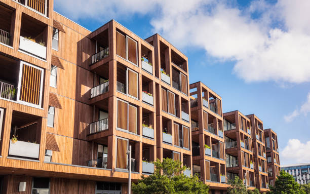 apartamentos modernos de lujo construidos con madera - housing development apartment house outdoors fotografías e imágenes de stock