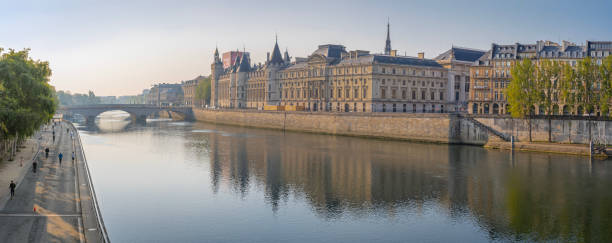 parigi, francia: vista panoramica di pont au change e la conciergerie su ile de la cité - henry iv foto e immagini stock