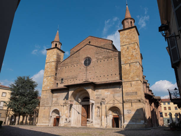 catedral de san donnino en fidenza, parma en estilo típico románico - italia - parma italia fotografías e imágenes de stock