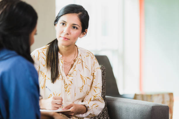 заботливый консультант, слушая пациентку - mental health professional therapy patient psychiatrist стоковые фото и изображения