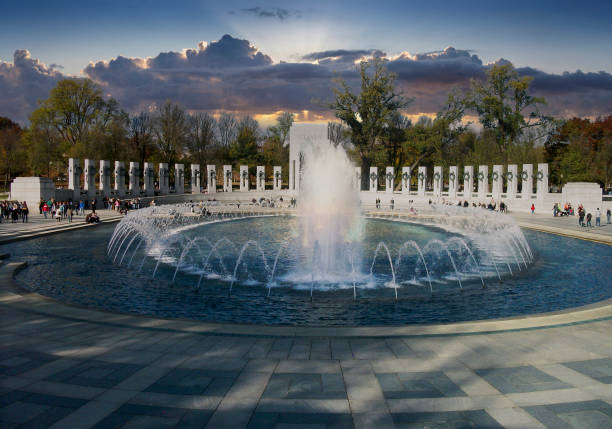 istock the washington monument at sunset 1317314180