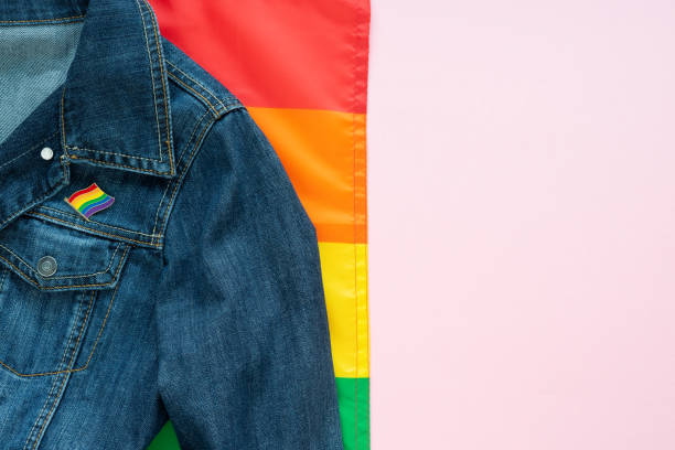 bandiera arcobaleno e giacca con accessori lgbt. copiare lo spazio. - gay pride wristband rainbow lgbt foto e immagini stock