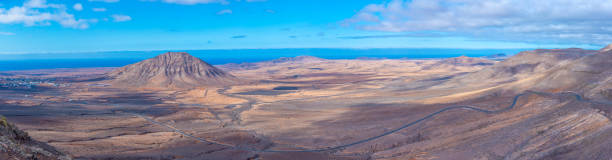 montanha tindaya em fuerteventura, ilhas canárias, espanha. - volcanic landscape rock canary islands fuerteventura - fotografias e filmes do acervo