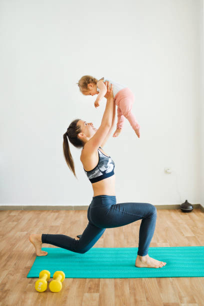 everything is better with kids. - mother exercising baby dieting imagens e fotografias de stock