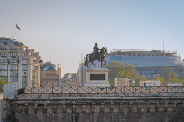 parigi, francia: veduta del quai de seine della statua equestre di re enrico iv e le pont neuf - henry iv foto e immagini stock