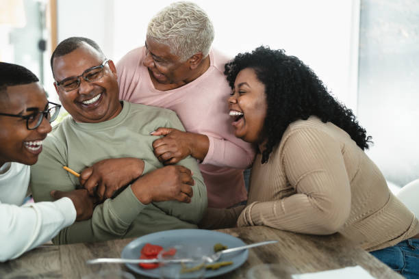 famille africaine heureuse ayant l’amusement après un déjeuner ensemble à la maison - concept d’unité de nourriture et de parents - spanish culture couple family latin american and hispanic ethnicity photos et images de collection