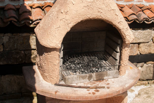 Outdoor clay oven Old outdoor clay rural house oven closeup in village garden stove oven adobe outdoors stock pictures, royalty-free photos & images