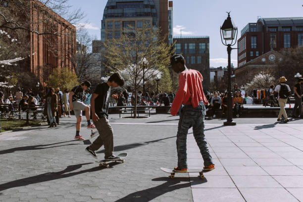 skater springen mit skateboard im washington square park in manhattan - washington square triumphal arch stock-fotos und bilder