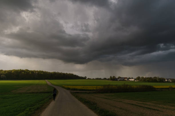 雨と太陽と野生の変化する嵐の気象条件の農村風景 - storm cloud thunderstorm sun storm ストックフォトと画像