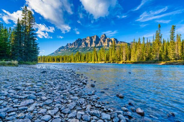 parque nacional banff en alberta canadá - rocky mountains exploration horizontal outdoors fotografías e imágenes de stock