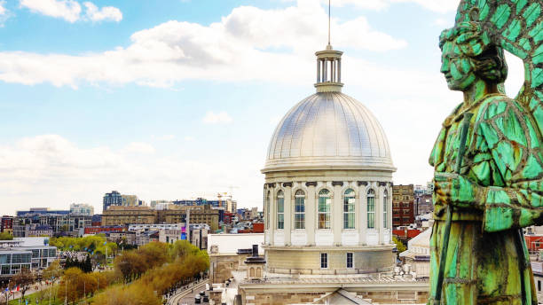 montreal erhöhte aussicht auf die altstadt mit einer engelsstatue aus dem 19. jahrhundert im vordergrund - cupola stock-fotos und bilder