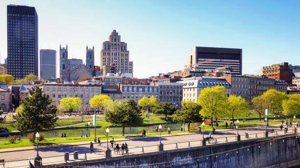 vieux port de montreal und skyline der innenstadt mit promenade pier an einem klaren mai frühlingstag - parks canada stock-fotos und bilder