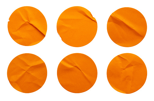 Colección de etiquetas de papel adhesivo redondo naranja en blanco aislada sobre fondo blanco photo
