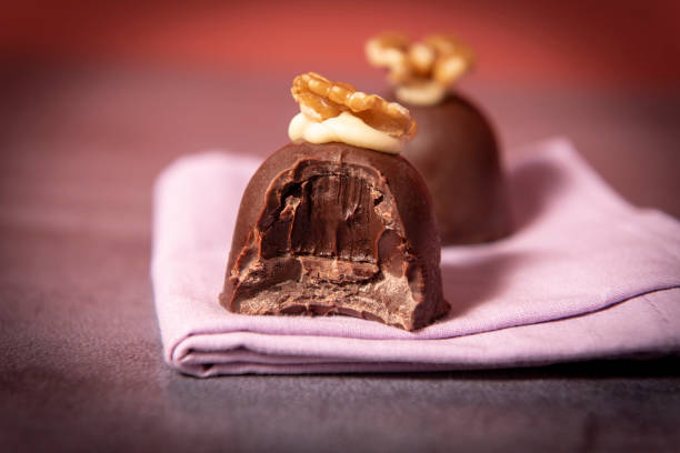 trufa de chocolate com nozes - chocolate truffle candy gourmet - fotografias e filmes do acervo