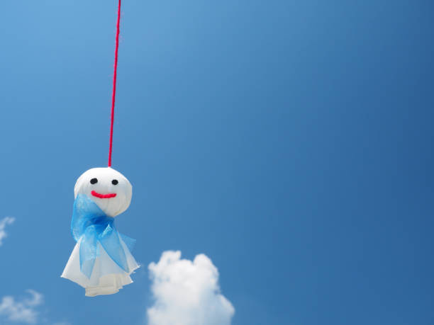 「照るぼぐず」は白い紙や布で作られた人形で、日本人は青空の背景に晴天を祈ります。
