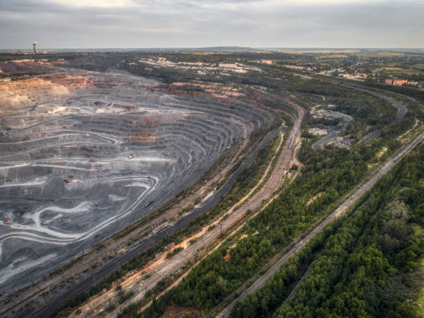 otwarty dół do wydobycia rudy - rock quarry zdjęcia i obrazy z banku zdjęć