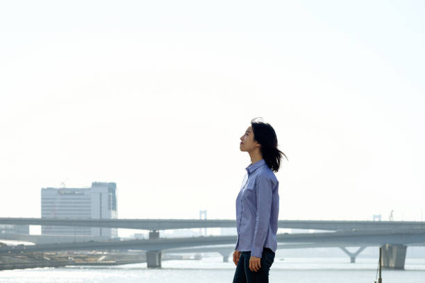 joven empresaria con ganas - bridge confidence inspiration motivation fotografías e imágenes de stock