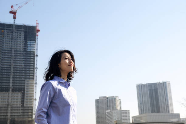 young businesswoman looking forward - clear thinking imagens e fotografias de stock