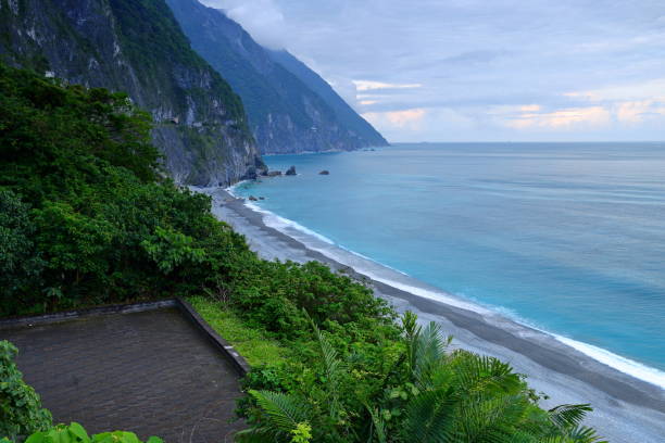 vista del acantilado de qingshui, partes del parque nacional taroko, - parque nacional de gorge taroko fotografías e imágenes de stock