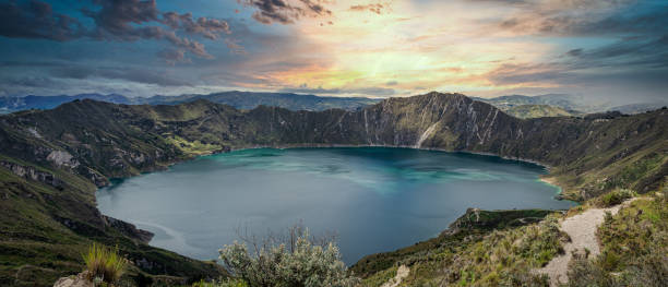 increíble puesta de sol en el lago quilotoa, situado dentro de un cráter volcánico. ecuador, sudamérica - ecuador fotografías e imágenes de stock