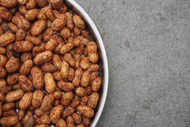 erdnüsse auf grauem hintergrund, essen hintergrund - peanut legume textured effect fat stock-fotos und bilder