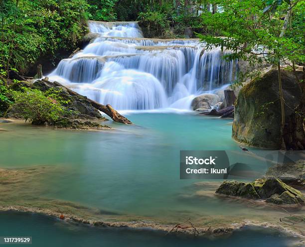 Cascate Di Erawan In Kanchanaburi Thailandia - Fotografie stock e altre immagini di Acqua - Acqua, Acqua fluente, Albero