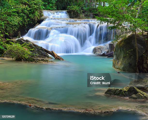 Foto de Cataratas De Erawan Em Kanchanaburi Tailândia e mais fotos de stock de Beleza natural - Natureza - Beleza natural - Natureza, Cascata, Corredeira - Rio