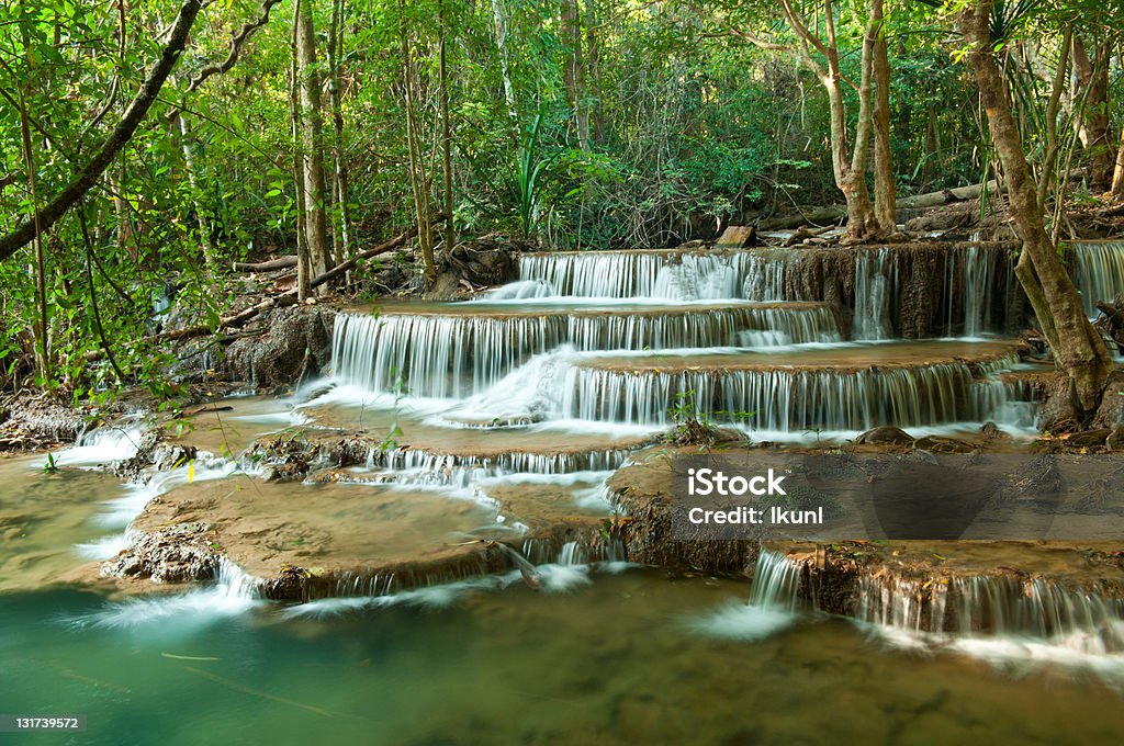 Cascata Foresta profonda in Kanchanaburi, Thailandia - Foto stock royalty-free di Acqua