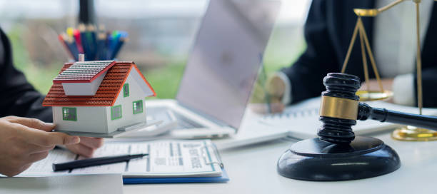 corretaje inmobiliario con un modelo de casa y un martillo de juez en el escritorio. - licitacion obra publica fotografías e imágenes de stock