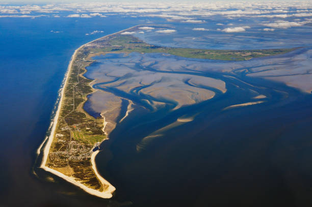 Sylt Sylt: EUROPA, DEUTSCHLAND, SCHLESWIG- HOLSTEIN, SYLT (GERMANY), 30.09.2010: Sylt- Upwind aerial photos - Tags: Europe, Germany, Schleswig, Holstein, Sylt, island, North Sea, tourism, travel, travel, holiday, holiday, excursion destination, excursion, excursion, excursions, tourism industry, coast, sea, water, landscape, nature, Germany's favorite island, Wadden Sea, Southern Tip, from south to north, overview, aerial view, aerial view, updraft aerial photos north sea waves stock pictures, royalty-free photos & images