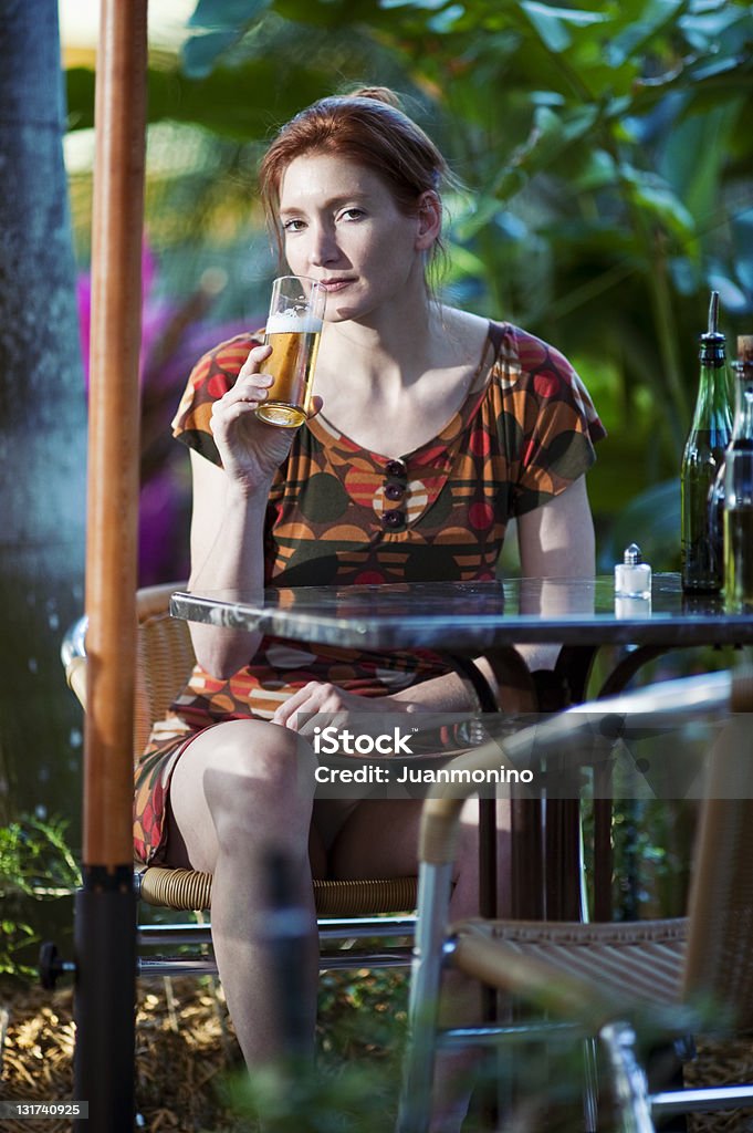 Donna matura Flirtare in un bar con patio - Foto stock royalty-free di 35-39 anni