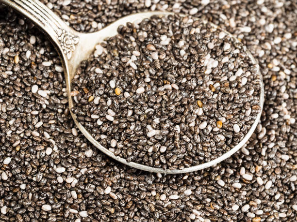 серебряная столовая ложка в семенах чиа - tablespoon chia healthy eating seed стоковые фото и изображения