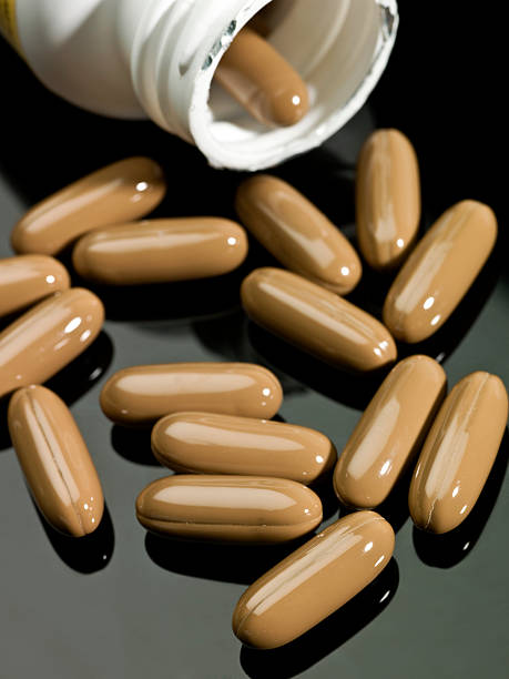 brown gel cápsulas - gel effect capsule pill vitamin e - fotografias e filmes do acervo