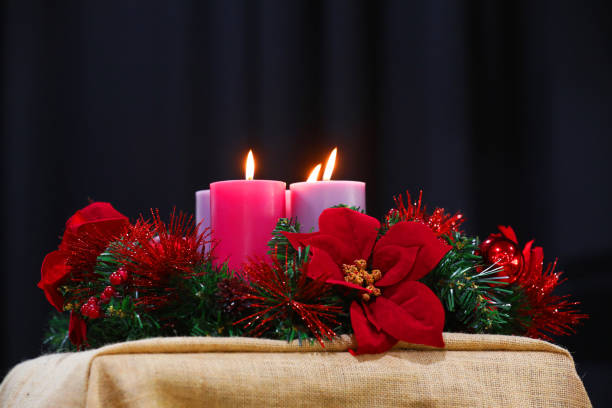 prosty czerwony i zielony świąteczny wieniec świąteczny ze świecami - poinsettia christmas candle table zdjęcia i obrazy z banku zdjęć