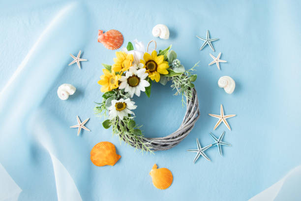 Whikte and yellow Sun flower wreath Whikte and yellow Sun flower wreath shell starfish orange sea stock pictures, royalty-free photos & images