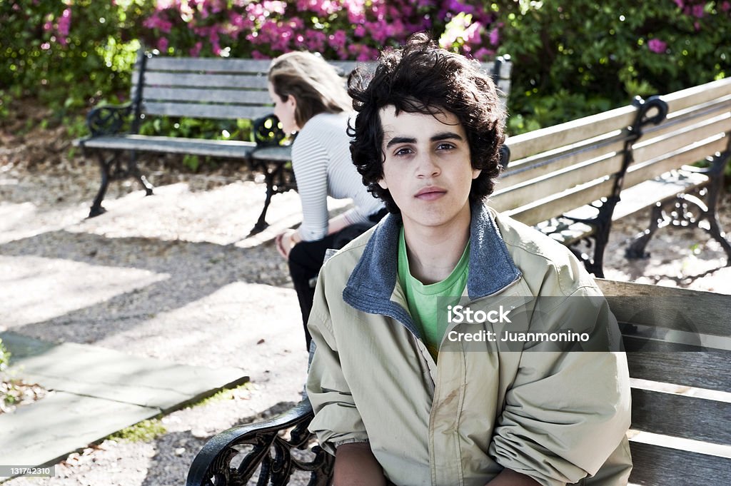 Hispânica garoto adolescente sentado em um parque - Foto de stock de 16-17 Anos royalty-free