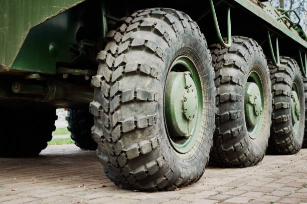 gepanzerte auto detail - militärisches landfahrzeug stock-fotos und bilder