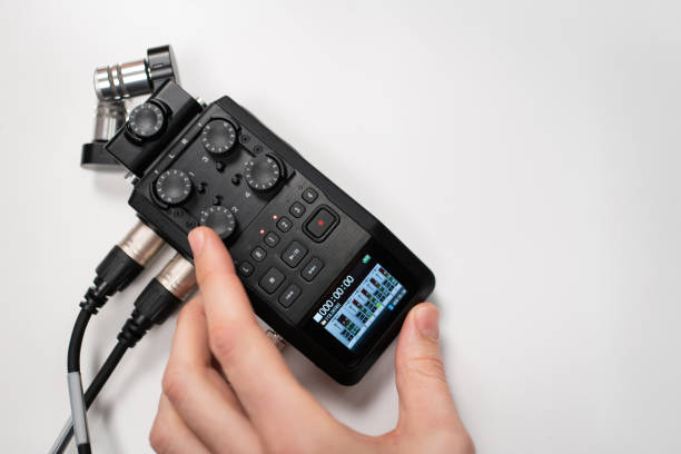 primer plano de una persona irreconocible que usa la grabadora de voz digital - recorder fotografías e imágenes de stock