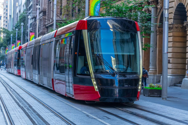 シドニーnswオーストラリアのジョージセントとケントセントを移動するトラム - overhead cable car 写真 ストックフォトと画像