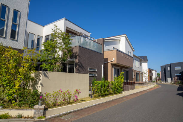 une vue avant d’angle d’une rangée de nouvelles maisons. - tract houses photos et images de collection