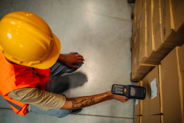 homem com leitor de código de barras em armazém - bar code reader bar code checklist box - fotografias e filmes do acervo