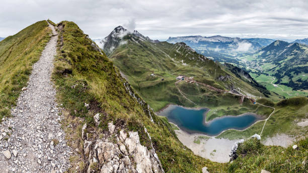 wanderweg vom brünig in richtung brienzer rothorn, im hintergrund sieht man den eissee, berner oberland, schweiz - brienz mountain landscape lake stock-fotos und bilder