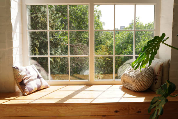 interior de sala escandinava brilhante com monstera vegetal verde e luzes solares, peitoril de janela branca, travesseiros - window sill - fotografias e filmes do acervo