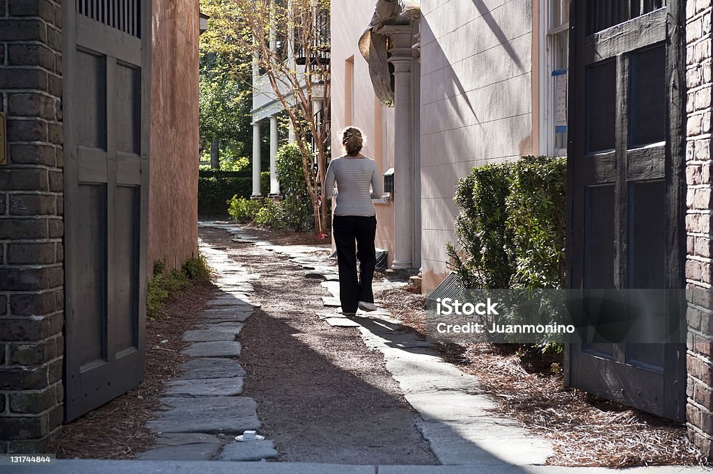 Donna camminare in un vicolo - Foto stock royalty-free di Charleston - Carolina del Sud