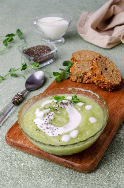 sopa de creme grosso de legumes verdes - stone leek - fotografias e filmes do acervo